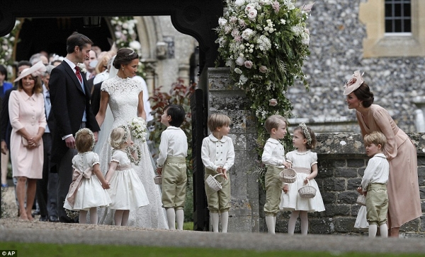 Hoàng tử George, công chúa Charlotte cực đáng yêu tại lễ cưới em gái công nương Kate Middleton - Ảnh 7.