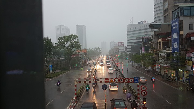 Mây đen che kín bầu trời, Hà Nội đang đón trận mưa rào cực lớn - Ảnh 29.