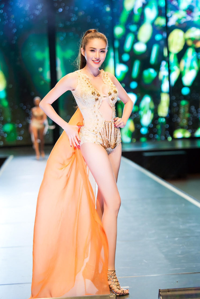 Đêm Hội Chân Dài: Ngọc Trinh khoe dáng nõn nà với nội y, không còn làm Thiên thần Victorias Secret - Ảnh 8. Đêm Hội Chân Dài: Ngọc Trinh khoe dáng nõn nà với nội y, không còn làm Thiên thần Victorias Secret - Ảnh 8.