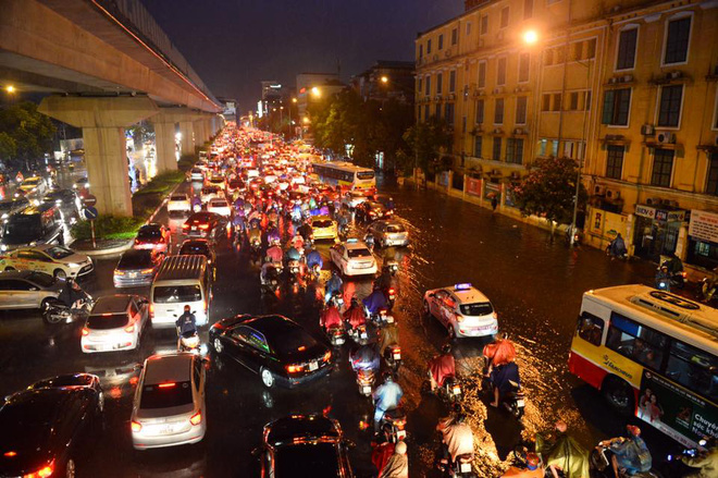 Mưa lớn trút xuống vào giờ tan tầm, ô tô xếp hàng dài trên đường phố Hà Nội - Ảnh 8.