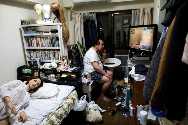 Người đàn ông Nhật Bản sống cùng vợ con và những cô búp bê tình dục xinh đẹp - Ảnh 7.