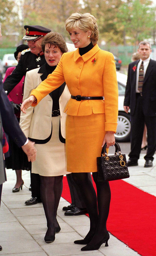 Công nương Diana: fashion icon hoàng gia duy nhất sở hữu đến 2 mẫu túi đình đám được đặt theo tên mình - Ảnh 7.