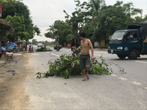 Chùm ảnh: Bão số 10 bắt đầu gây mưa, đồng loạt các tỉnh khẩn trương phòng hộ - Ảnh 7.