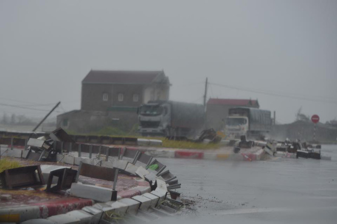 7 người thương vong ở Quảng Bình, 2 tàu chìm ở Quảng Ninh, Nghệ An - Hà Tĩnh tan hoang sau bão - Ảnh 8.