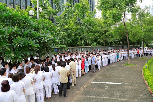 Chuyện xúc động nhất hôm nay: Viện trưởng Viện Huyết học nghỉ hưu, hàng trăm y bác sĩ, bệnh nhân xếp hàng dài chia tay - Ảnh 8. Chuyện xúc động nhất hôm nay: Viện trưởng Viện Huyết học nghỉ hưu, hàng trăm y bác sĩ, bệnh nhân xếp hàng dài chia tay - Ảnh 8.