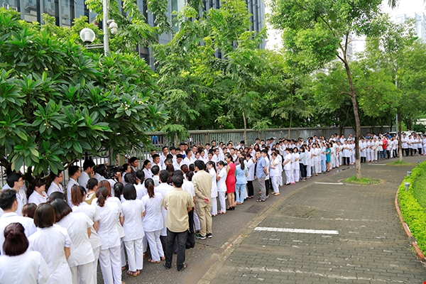 Chuyện xúc động nhất hôm nay: Viện trưởng Viện Huyết học nghỉ hưu, hàng trăm y bác sĩ, bệnh nhân xếp hàng dài chia tay - Ảnh 8.