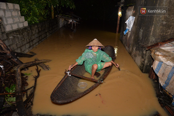 Chùm ảnh: Người dân sơ tán tài sản, vật nuôi trong đêm do nước tràn bờ tại Chương Mỹ, Hà Nội - Ảnh 7.