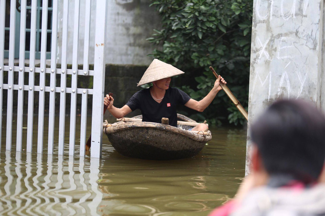 Ảnh: Hà Nội chìm trong biển nước sau 5 ngày lũ về, dân đập tường thành lỗ chui lấy lương thực - Ảnh 7.