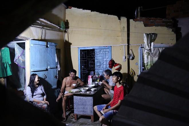 Hai ngày sau khi cơn bão số 12 đi qua, người dân Khánh Hòa vẫn chật vật sống trong bóng đêm vì mất điện - Ảnh 7.