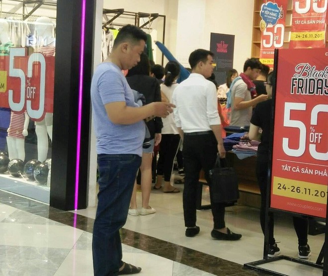 Black Friday 2017: Hà Nội nhộn nhịp đến tắc đường, Sài Gòn đông đúc buổi trưa - Ảnh 20.