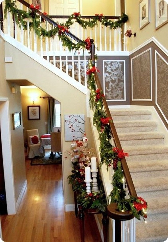 Ý tưởng trang trí cầu thang đơn giản mà lung linh để đón Giáng ...