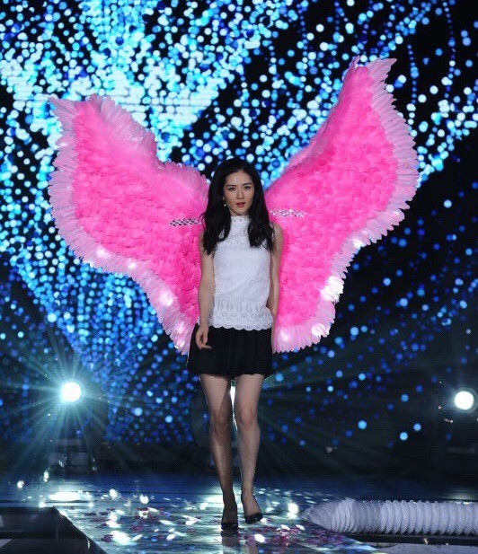 Hóa ra Dương Mịch, Angela Baby... đều đã từng đeo cánh ăn theo các thiên thần Victorias Secret và trổ tài catwalk - Ảnh 7.