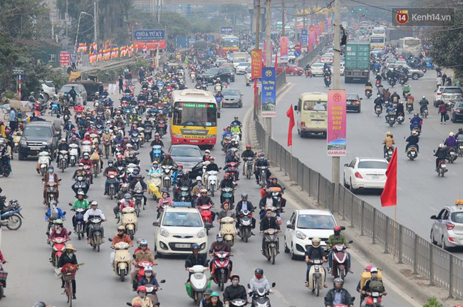 Chùm ảnh: Chiều 28 Tết, người dân lỉnh kỉnh đồ đạc về quê, nhiều tuyến đường ở Hà Nội ùn tắc - Ảnh 8.