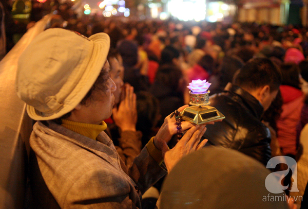 Hà Nội: Hàng vạn người ngồi dưới đường để tham dự lễ Cầu an chùa Phúc Khánh - Ảnh 8.