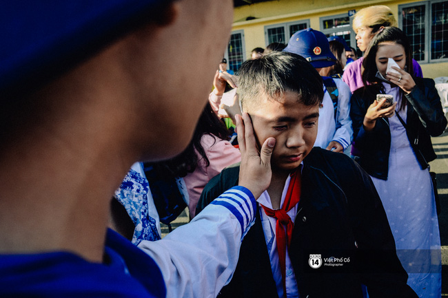 Nước mắt, nụ cười và những khoảnh khắc xúc động ngày tân binh ở Sài Gòn lên đường nhập ngũ - Ảnh 8. Nước mắt, nụ cười và những khoảnh khắc xúc động ngày tân binh ở Sài Gòn lên đường nhập ngũ - Ảnh 8.