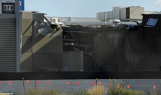 Hiện trường thảm khốc vụ máy bay rơi trúng trung tâm thương mại ở Úc - Ảnh 8.