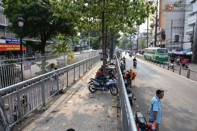 Chóng mặt vì đi bộ trên vỉa hè bị rào chắn như mê cung ở bệnh viện Chợ Rẫy Sài Gòn - Ảnh 8.