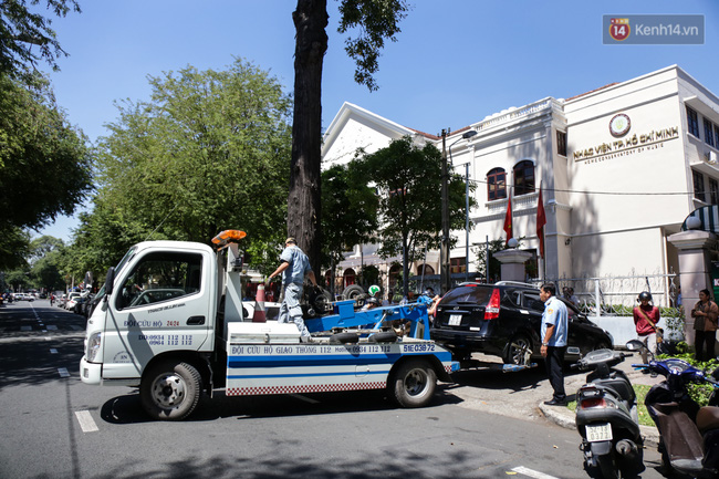 Ô tô Audi của hoa hậu Thu Hoài bị niêm phong đưa về phường do lấn chiếm vỉa hè Sài Gòn - Ảnh 9.