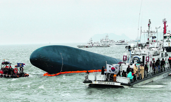 Loạt hình ám ảnh trong thảm kịch chìm phà Sewol cướp đi sinh mạng của gần 300 học sinh ở Hàn Quốc 3 năm trước - Ảnh 8. Loạt hình ám ảnh trong thảm kịch chìm phà Sewol cướp đi sinh mạng của gần 300 học sinh ở Hàn Quốc 3 năm trước - Ảnh 8.
