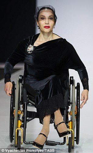 Chùm ảnh lung linh về người mẫu khuyết tật trên sàn catwalk - Ảnh 8.