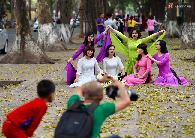 Cuối tuần, chị em áo dài váy hoa kéo nhau đi pose ảnh ở con đường lá vàng Phan Đình Phùng - Ảnh 8.