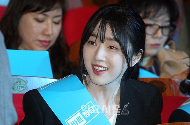 Bố tham gia tranh cử Tổng thống Hàn Quốc, nhưng dư luận lại chỉ tập trung vào cô con gái xinh đẹp - Ảnh 8.