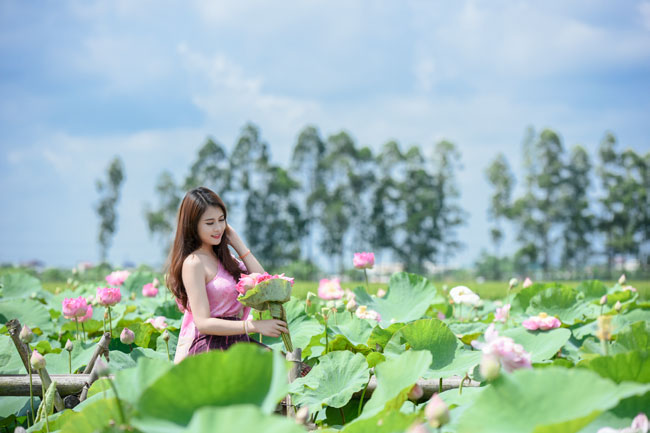 Thiếu nữ L&agrave;o khoe d&aacute;ng ngọc b&ecirc;n sen đầu hạ - Ảnh 8.