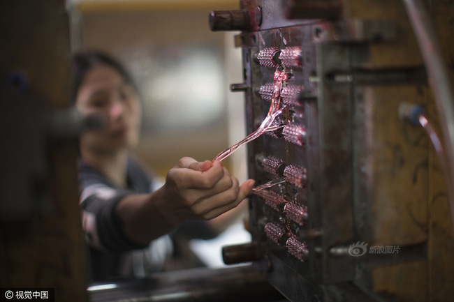 Cuộc sống của nữ công nhân vừa tròn 18 tuổi trong công xưởng sản xuất đồ chơi tình dục ở Trung Quốc - Ảnh 8.