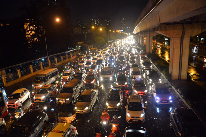 Mưa lớn trút xuống vào giờ tan tầm, ô tô xếp hàng dài trên đường phố Hà Nội - Ảnh 9.