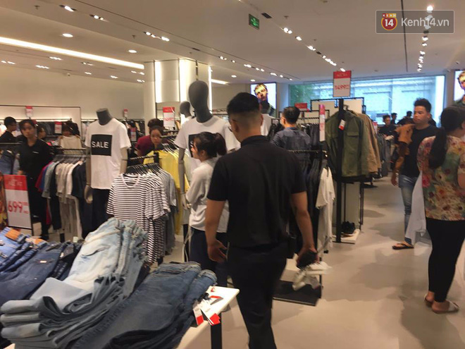 Store Zara ở Sài Gòn chật cứng người mua sắm trong ngày sale đầu tiên - Ảnh 9.