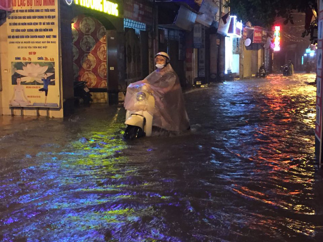 Mưa cực lớn, đường phố Hà Nội ngập úng nghiêm trọng lúc nửa đêm - Ảnh 20.