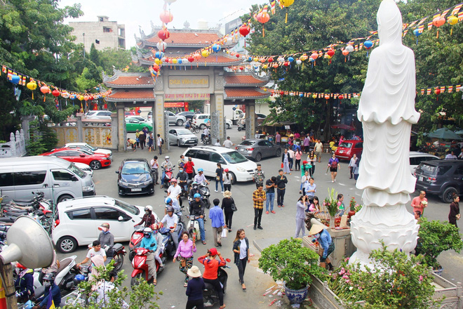 Rằm tháng 7: Phố cổ Hà Nội mù mịt hóa vàng mã, Sài Gòn chen nhau mua cơm chay, đi lễ chùa - Ảnh 19.
