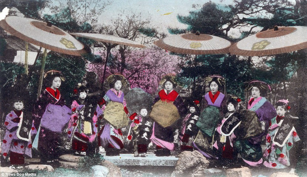 Cuộc sống của các cô gái bán hoa Nhật Bản thời xưa, phải giam mình trong lồng gỗ ở khu nhà thổ rộng 81.000m2 - Ảnh 8.