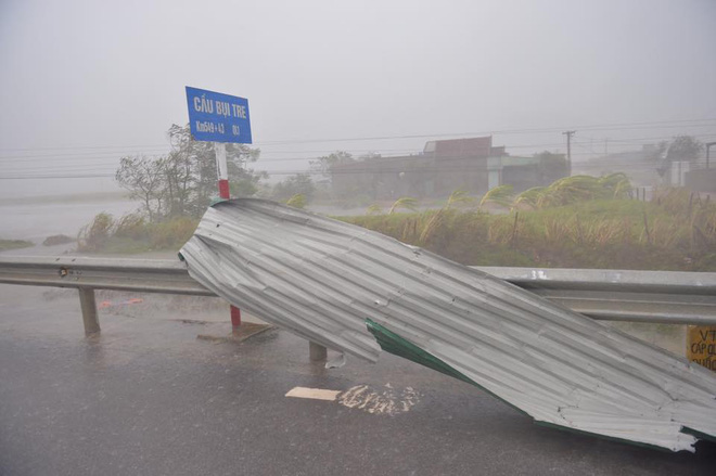 7 người thương vong ở Quảng Bình, 2 tàu chìm ở Quảng Ninh, Nghệ An - Hà Tĩnh tan hoang sau bão - Ảnh 9.