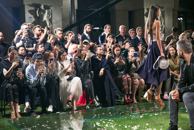 Không cầu kỳ lòe loẹt, Thanh Hằng kín như bưng ngồi ghế đầu show thời trang tại Milan Fashion Week - Ảnh 8.