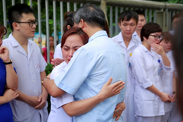 Chuyện xúc động nhất hôm nay: Viện trưởng Viện Huyết học nghỉ hưu, hàng trăm y bác sĩ, bệnh nhân xếp hàng dài chia tay - Ảnh 9. Chuyện xúc động nhất hôm nay: Viện trưởng Viện Huyết học nghỉ hưu, hàng trăm y bác sĩ, bệnh nhân xếp hàng dài chia tay - Ảnh 9.