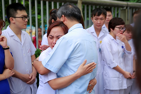 Chuyện xúc động nhất hôm nay: Viện trưởng Viện Huyết học nghỉ hưu, hàng trăm y bác sĩ, bệnh nhân xếp hàng dài chia tay - Ảnh 9.