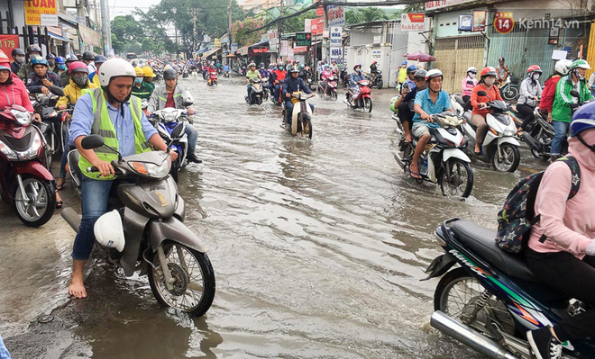 Sài Gòn ngập cả buổi sáng sau trận mưa đêm, nhân viên thoát nước ra đường đẩy xe chết máy giúp người dân - Ảnh 8.