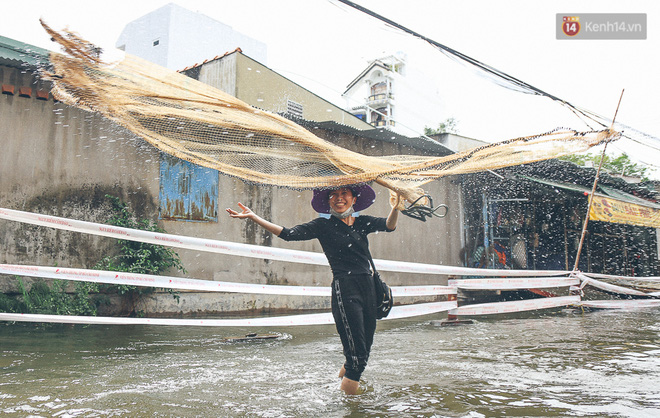 Cảnh tượng bi hài của người Sài Gòn sau những ngày mưa ngập: Sáng quăng lưới, tối thả cần câu bắt cá giữa đường - Ảnh 8.