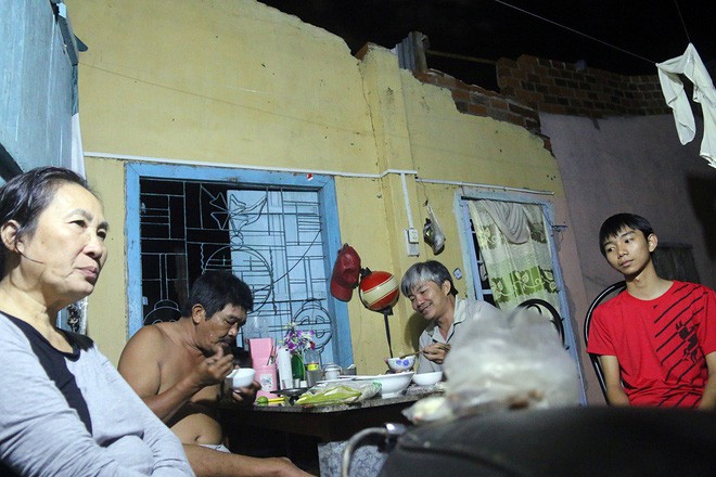 Hai ngày sau khi cơn bão số 12 đi qua, người dân Khánh Hòa vẫn chật vật sống trong bóng đêm vì mất điện - Ảnh 8.