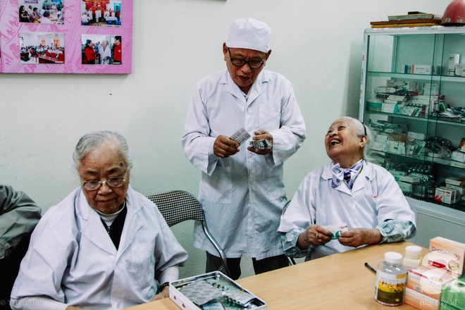 Chuyện ấm lòng ngày rét kỷ lục: Nữ bác sĩ tóc trắng bền bỉ 15 năm mở phòng khám miễn phí cho người Hà Nội - Ảnh 9.