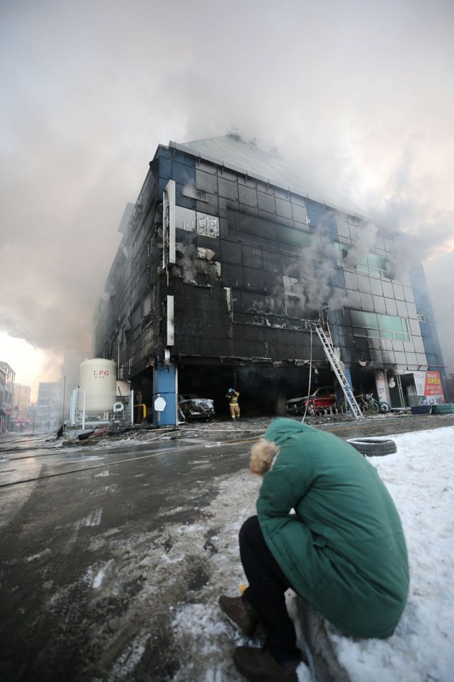 Nhà xe cháy rụi, khung cảnh tan hoang từ vụ cháy lớn nhất lịch sử Hàn Quốc làm 29 người thiệt mạng - Ảnh 8.