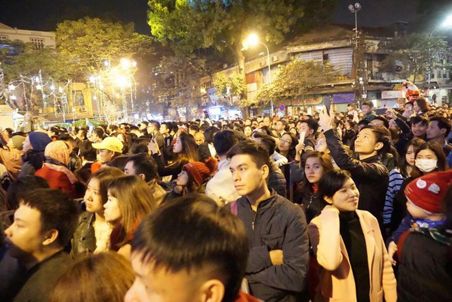Hàng vạn người xuống phố, hào hứng đón Giáng sinh trong tiết trời đẹp - Ảnh 22. Hàng vạn người xuống phố, hào hứng đón Giáng sinh trong tiết trời đẹp - Ảnh 22.