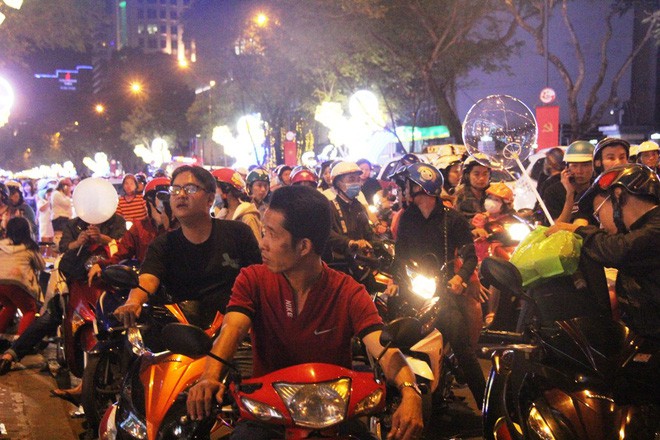 Hàng vạn người xuống phố, hào hứng đón Giáng sinh trong tiết trời đẹp - Ảnh 39. Hàng vạn người xuống phố, hào hứng đón Giáng sinh trong tiết trời đẹp - Ảnh 39.