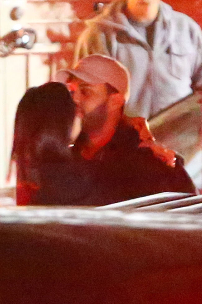 HOT: Selena Gomez lộ ảnh công khai hôn môi The Weeknd tình tứ - Ảnh 9.