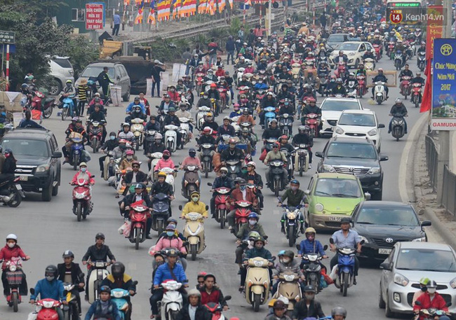 Chùm ảnh: Chiều 28 Tết, người dân lỉnh kỉnh đồ đạc về quê, nhiều tuyến đường ở Hà Nội ùn tắc - Ảnh 9.