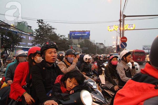 Người dân lỉnh kỉnh đồ đạc trở lại Hà Nội sau kì nghỉ Tết - Ảnh 18.