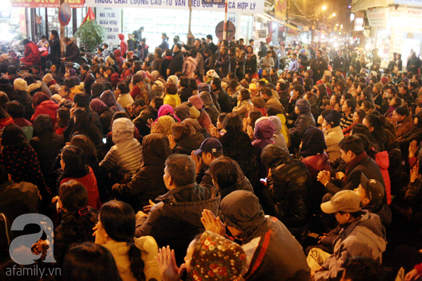 Hà Nội: Hàng vạn người ngồi dưới đường để tham dự lễ Cầu an chùa Phúc Khánh - Ảnh 9.