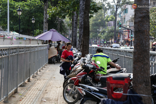 Chóng mặt vì đi bộ trên vỉa hè bị rào chắn như mê cung ở bệnh viện Chợ Rẫy Sài Gòn - Ảnh 9.