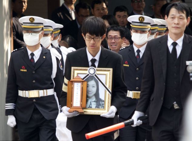 Thảm kịch chìm phà Sewol: 3 năm còn nguyên một nỗi đau khôn nguôi với cả đất nước Hàn Quốc - Ảnh 9.